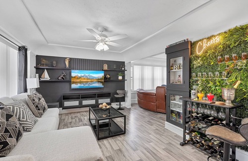 Burnham Park House | Charming 4-bedroom house with WiFi and AC in marvelous Milwaukee