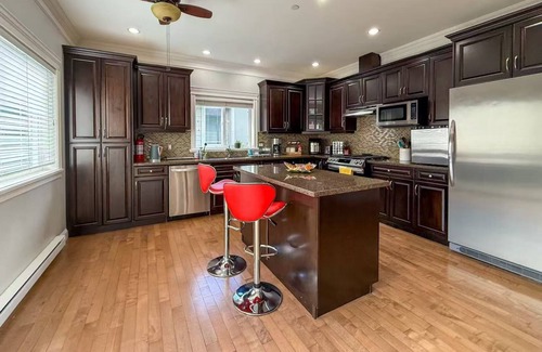 Langford House | Charming 4-bedroom house in Langford next to Thetis lake