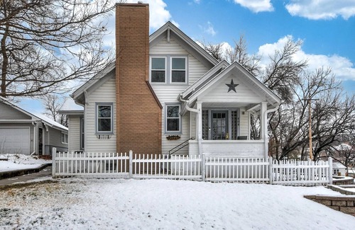 Glenwood House | Charming 4-bedroom House, Full Amenities, Entertainment, Pet & Family Friendly