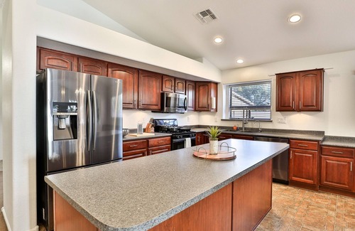 Canyon Trails House | Charming 4-bedroom house with Pool BBQ & Firepit close to freeway