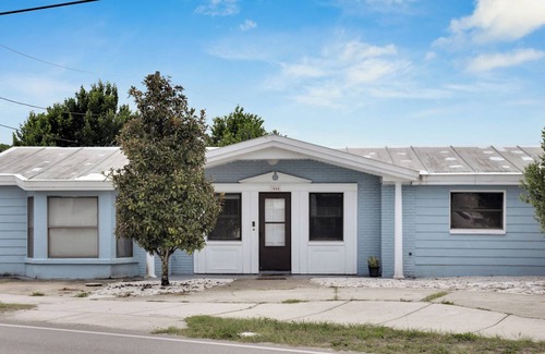 Holiday House | Charming 4-bedroom house next to beaches!