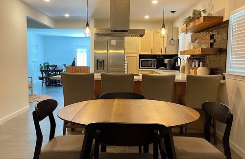 Sharpstown House | Charming 4-bedroom house with WiFi and AC in enchanting Houston