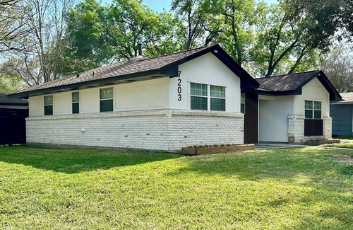 Sharpstown House | Charming 4-bedroom house with WiFi and AC in enchanting Houston
