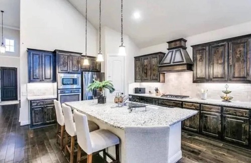 Roanoke House | Charming 4-bedroom house with AC and fitness room in Roanoke