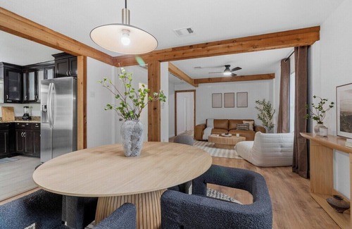 South Manchaca House | Charming 4-bedroom house with AC, WiFi in delightful Austin