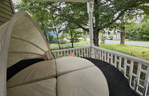Kauneonga Lake House | Charming 4-bedroom house with Lakeview and AC in Bethel