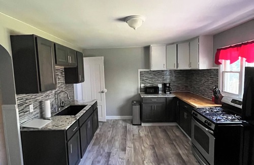Erie House | Charming 4-bedroom house with AC, WiFi in enchanting Erie