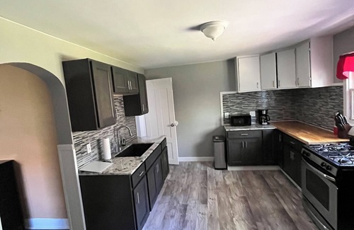 Erie House | Charming 4-bedroom house with AC, WiFi in enchanting Erie