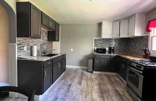 Erie House | Charming 4-bedroom house with AC, WiFi in enchanting Erie