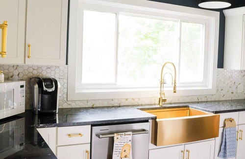 Fennville House | Charming 4-bedroom Modern Farmhouse Close to Wineries, Apple Orchards & Lakes!