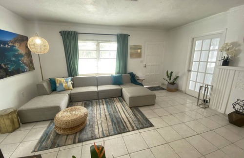 Buena Vista House | Charming 4 Bedroom Pool House - Miami Design District - 10 mins to Miami Beach.
