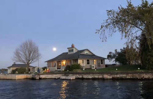 Grenell House | Charming 4 Bedroom Private Island Escape in the 1000 islands!