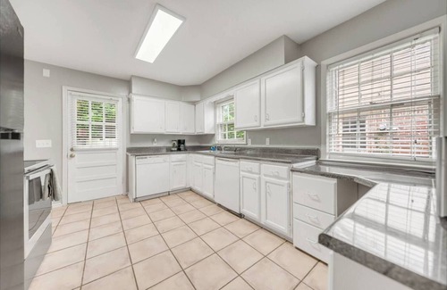 East Memphis House | Charming 4-Bedroom Retreat with Large Yards and Outdoor BBQ