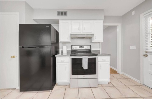 East Memphis House | Charming 4-Bedroom Retreat with Large Yards and Outdoor BBQ