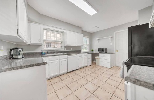 East Memphis House | Charming 4-Bedroom Retreat with Large Yards and Outdoor BBQ
