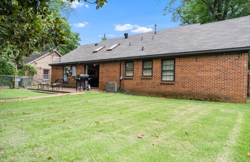 East Memphis House | Charming 4-Bedroom Retreat with Large Yards and Outdoor BBQ