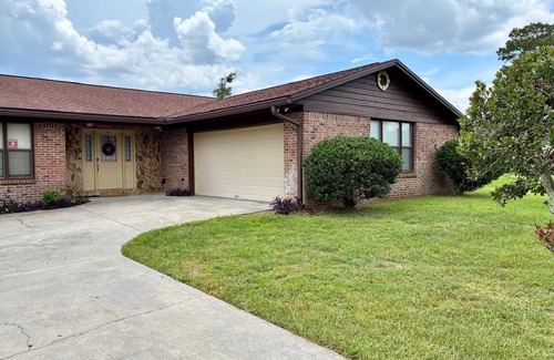 Northside House | Charming 4-bedroom Lake House with minutes from Airport and River City Plaza
