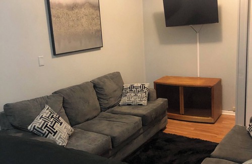 Park Forest House | Charming 4-bedroom house with WiFi and AC in Park Forest