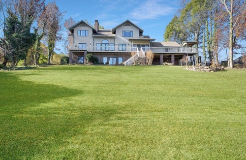 Piney Flats House | Charming 4 Bedroom House on the Lake in Piney Flats