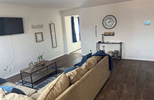 San Antonio House | Charming 4-bedroom house miles away from Air Force graduation and Sea World