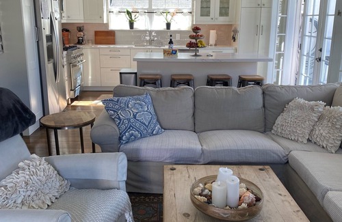La Jolla House | Charming 4 BR/2 BA Birdrock Beach House with Some Ocean View