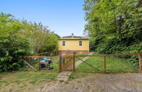 Fifeville House | Charming 4-BR, Close to UVA, Hospital & Downtown