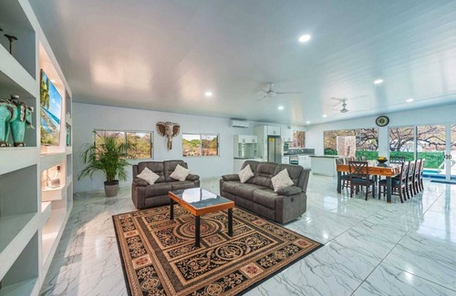 Veintisiete de Abril House | Charming 4-bedroom with Pool WiFi & AC in 27 de Abril 20 minutes from the beach