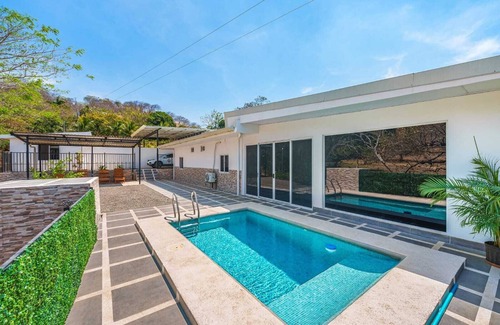 Veintisiete de Abril House | Charming 4-bedroom with Pool WiFi & AC in 27 de Abril 20 minutes from the beach