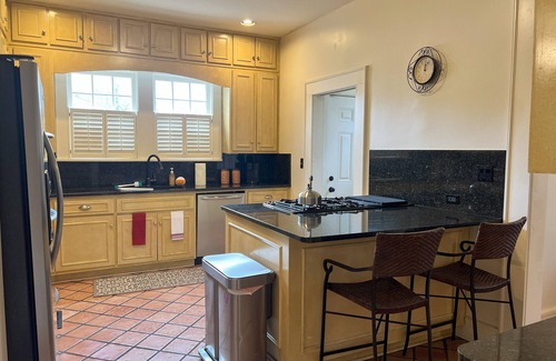 Columbus House | Charming 4bd Home in MidTown