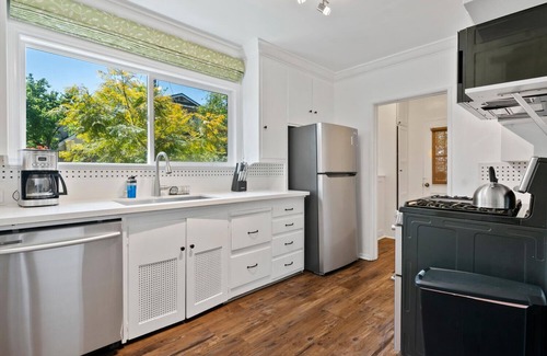 North Hollywood House | Charming 4bed 3bath piano home by Universal Studio & HW, lots of parking-10