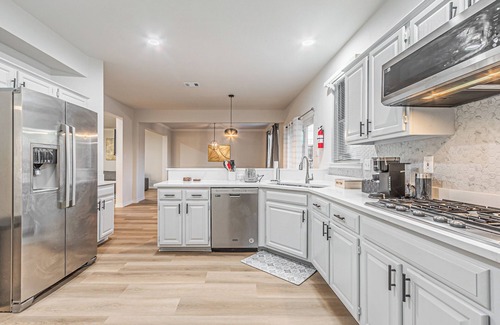 South Arlington House | Charming 4Bedroom Retreat with EV Charging & Amazing Pool–Your Perfect Getaway!