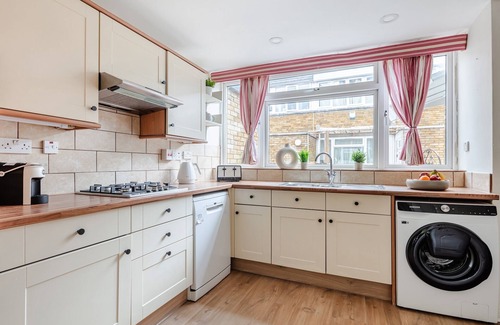Oval Apartment | Charming 4BR near River Thames & Tate Britain