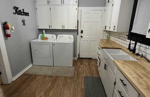 Manhattan House | Charming 5-Bed 2-Bath Home Near Aggieville and K-State! Laundry, Parking On Site