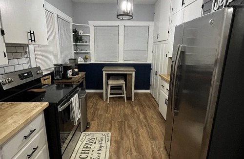 Manhattan House | Charming 5-Bed 2-Bath Home Near Aggieville and K-State! Laundry, Parking On Site