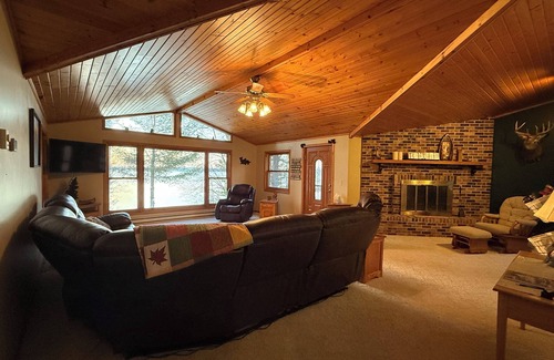 Stone Lake Cabin | Charming 5-bedroom cabin on the sandy shores of Sand Lake