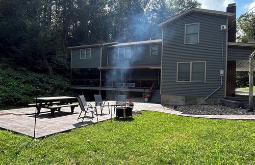 Herndon Cabin | Charming 5-bedroom cabin with Hot tub + Pickle-ball court