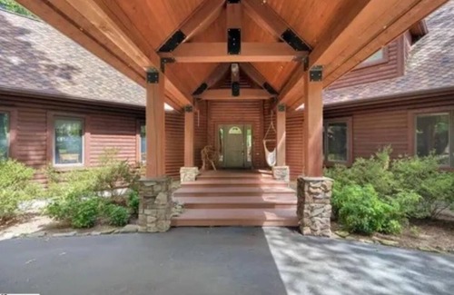 Highland Cabin | Charming 5-bedroom cabin with WiFi, AC in the mountains.