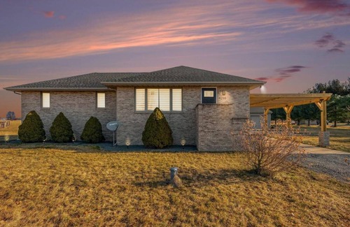 Baroda House | Charming 5-bedroom house in Baroda located on vineyard trail.