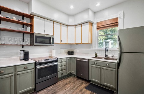 West Washington House | Charming 5-BR, 8 mins to ND, in Museum District