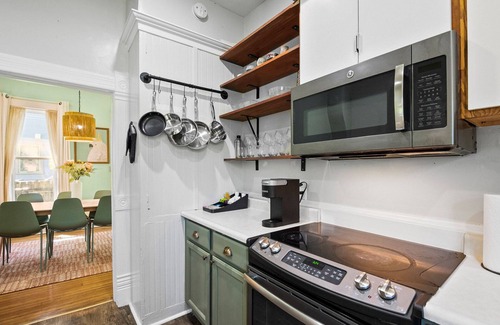 West Washington House | Charming 5-BR, 8 mins to ND, in Museum District