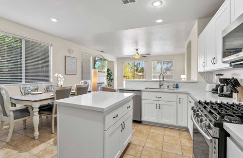 Moreno Valley House | Charming 5B3B｜Spacious Backyard｜3-Car Garage｜Flex-Lease｜Fully Furnished #42084