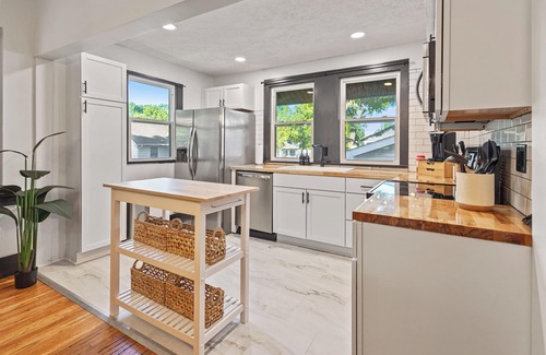 Lincoln House | Charming 5BD - Games & Cozy Decor - 10 Mins to LNK