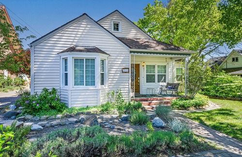 Mount Shasta House | Charming 5BR Home in a Great Downtown Location