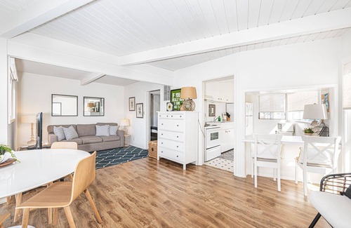 Balboa Island Condo | Charming 5BR Mid-Century Bayfront Retreat with Floor-to-Ceiling Windows!