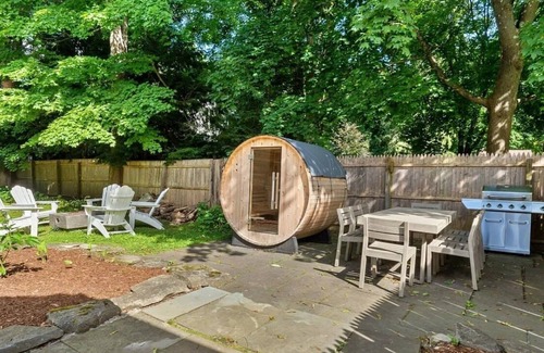 North Egremont House | Charming 7-BR 1800s Retreat 8-Min to Catamount