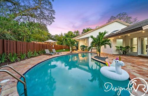 Emerald Hills House | Charming 9BR New-Build Home w Heated Pool & Games