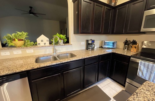 Lockhart House | Charming abode~easy access to AUS, COTA, San Marcos Shopping