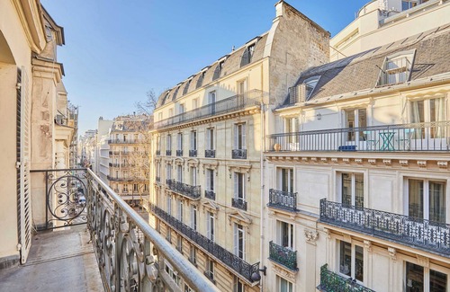 8th Arrondissement Apartment | Charming AC-apartment Avenue Montaigne/Arc de Triomphe