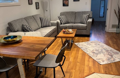Aurora House | Charming and clean 2-bedrooms basement in Aurora