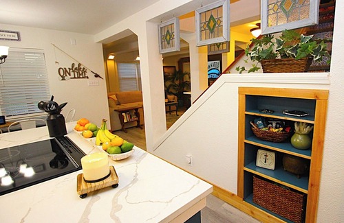 Cedar Creek Reservoir House | Charming and cozy. Vintage New Orleans vibe. Balcony view, hot tub and fire pit.